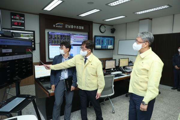 (군남홍수조절지) 박재현 한국수자원공사 사장이 6월 11일 군남홍수조절지(경기 연천군)를 방문하여 홍수기 준비태세를 점검하고 있다.