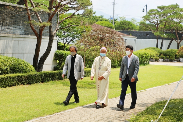 맹정호 서산시장이 지난13일 유흥식 라자로 대주교와 한광석 해미국제순교성지 전담 신부와 함께 성지를 돌며 이야기하는 모습