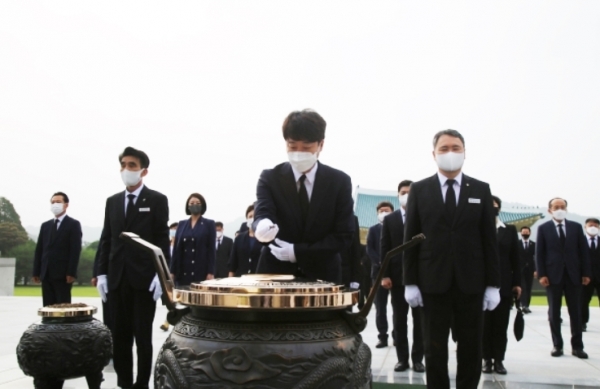 국민의힘 이준석 대표는 14일 대표 취임 후 첫 공식일정으로 대전현충원을 찾아 참배했다.