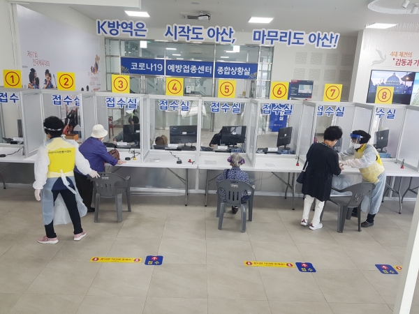 자원봉사자들이 예방접종센터에서 백신접종 봉사활동을 펼치는 사진