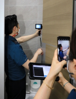 14일 오후 국립세종수목원과 세종경찰서가 합동으로 수목원 내 화장실에서 불법촬영 범죄예방을 위한 몰래카메라 설치 여부를 점검하고 있다