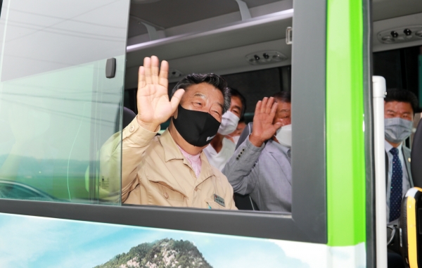 안면도~원산도 간 순환버스의 시승식에 참여한 가세로 군수