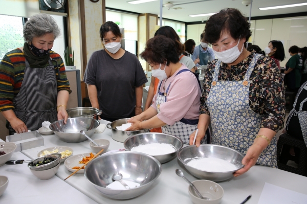 ‘우리쌀 이용 퓨전떡반 교육’/ 지난해 교육 모습.