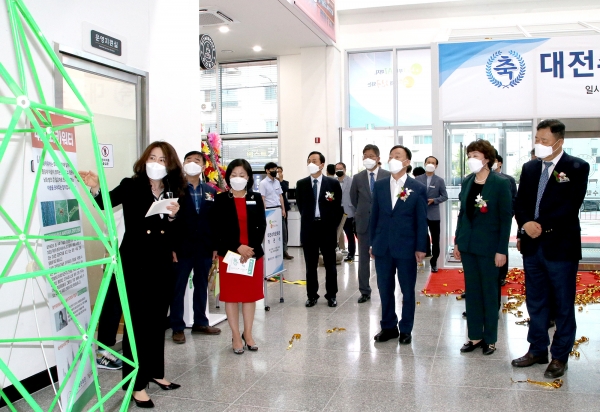 15일 탐구·체험중심 수학교육 공간인 대전수학문화관 개관식 후 시설을 둘러보는 설동호 교육감