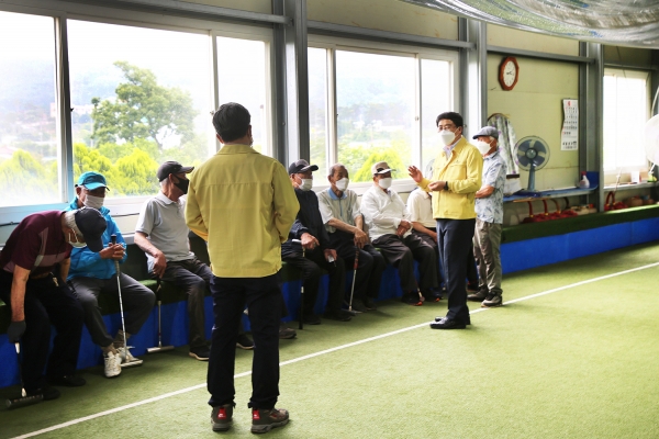 맹정호 서산시장이 지난 15일 부석게이트볼장을 방문해 게이트볼 회원 어르신들의 애로사항을 청취하고 소통하는 모습
