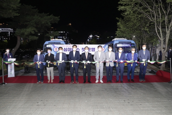 지난 15일 천안시청에서 심야버스 운행 개통식 모습