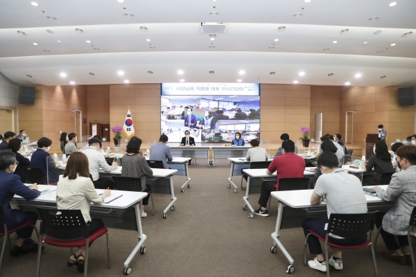 지난 15일 오후 대회의실에서 시장과 노조위원장, 사회복지직 등 24개 직렬대표 직원들이 참석한 가운데 인사간담회를 진행하고 있다.