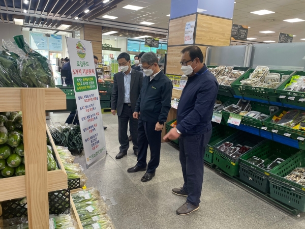 하절기 대비 식품안전 점검 실시 (가운데 - 윤상운 본부장)