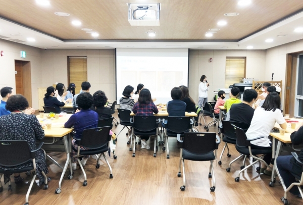 지난 해 6월 운영된 산림치유문화사업 '숲속 아트 키친'에 참여한 경북지역주민과 방문객들이 강의를 듣고 있다