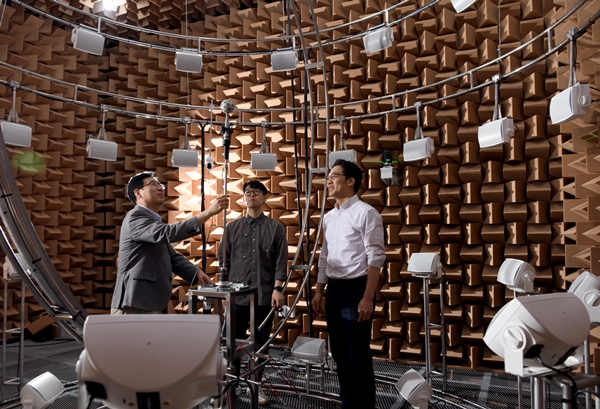 KRISS-포스텍 공동연구팀이 연구실 내부에서 실험을 진행하고 있다.