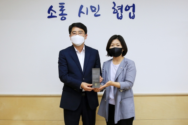 지난 17일 시장실 열린 맹정호 서산시장 대한적십자사 감사패 수상기념 사진(좌부터 맹정호 서산시장, 권혜란 대전세종충남혈액원장)