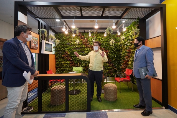 오세현 아산시장 경찰수사연수원 스마트 가든 조성지 방문 사진