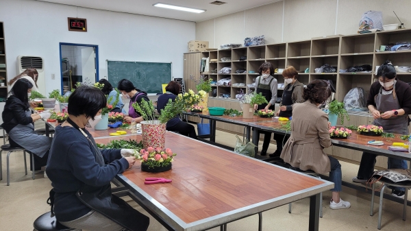 천안시시민문화여성회관 꽃꽂이 자격증 취득반 모습