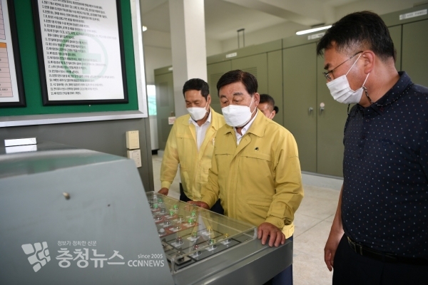 황선봉 예산군수가 배수펌프장을 점검하는 모습