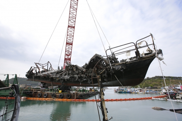 안흥외항 화재선박 인양과 2차 오염을 막기 위한 모든 후속 조치를 마무리했다. 사진은 선박 인양 모습.