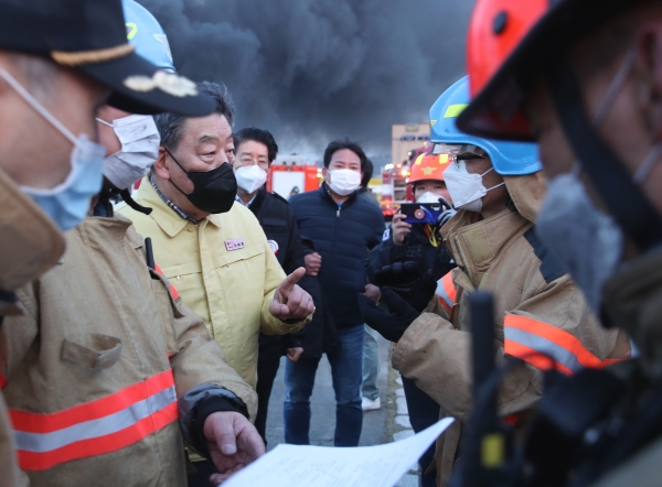 안흥외항 선박 화재 당시 현장점검에 나선 가세로 군수와 소방관들