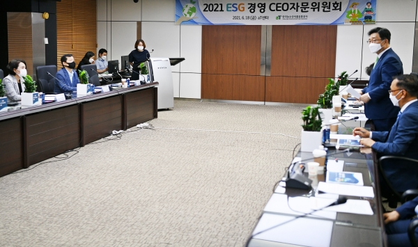 ESG경영 자문위원회 회의 현장사진  * 한국농수산식품유통공사 김춘진 사장(오른쪽 두번째)