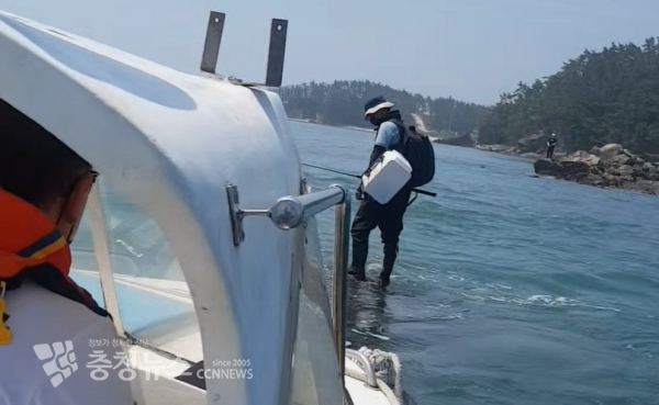 말밑까지 밀물이 차오르며 갯바위에 그대로 갇힌 낚시인에게 해경 구조정이 접근하고 있다. 사진=태안해양경찰서