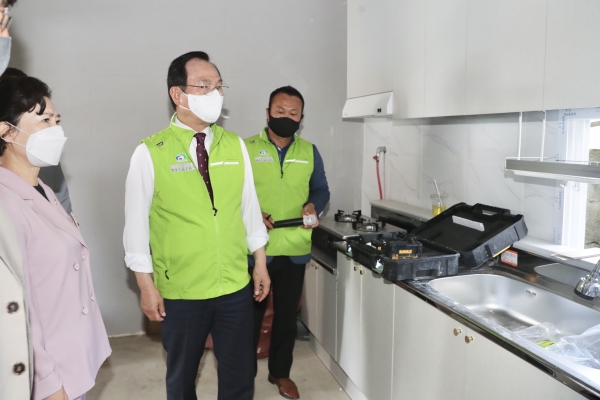 박상돈 천안시장, 저장강박증 가구 '주거환경 개선사업 현장 방문'