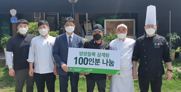 최승인 초록우산 어린이재단 대전지역본부장(좌3), 박병식 한국조리사협회중앙회 대전지회장(좌4)