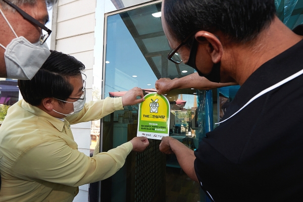 오세현 시장 충남형 THE 안심식당 지정 스티커 부착 사진(숯향)