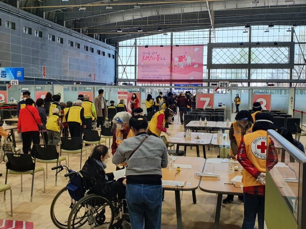 예방접종센터-실내테니스장 모습