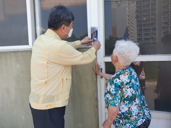 장항읍, 국가유공자 명패 달아 드리기 모습