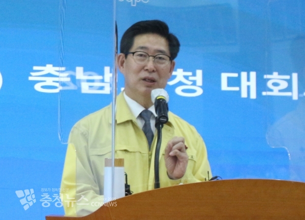 양승조 충남도지사가 22일 민선 7기 3주년 기자회견에서 "도정을 위한 일이라면 그 어떤 과제도 피하거나 물러서지 않았다"고 소회를 밝혔다.