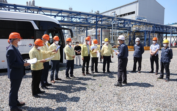 21일 서산시의회 산업건설위원회(위원장 안효돈)가 한화토탈을 방문해 △SM유증기 누출사고 복구 현장 △TMS 시설을 둘러보고 관계자로부터 운영 현황을 청취한 후 향후 대기오염물질 저감 방안에 대해 의견을 나누었다.