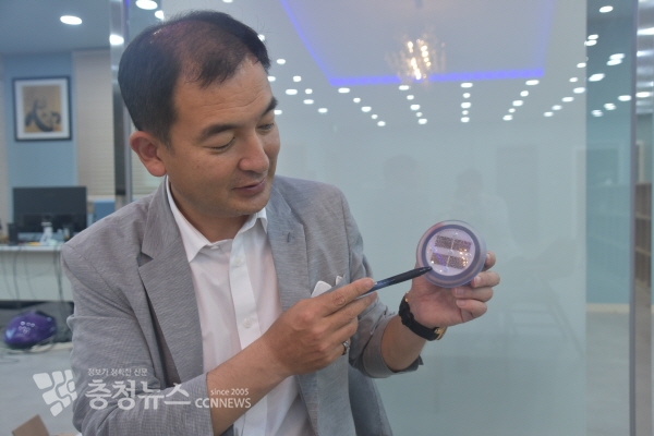 LED태양광 경관조명기구를 설명하고 있는 이래현 대표