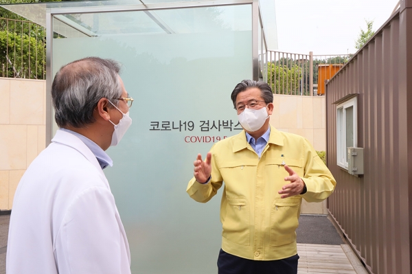 박문기 유성선병원 병원장과 정용래 유성구청장이 인사를 나누고 있다.