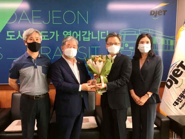 22일, 대전도시철도공사 김경철 사장(사진 오른쪽 두 번째)이 대전사회복지공동모금회    정태희 회장(사진 오른쪽 세 번째)로부터 감사패를 전달받았다.