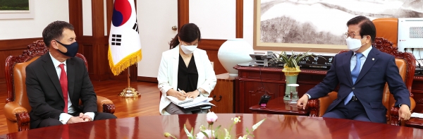 박병석 국회의장은 22일 의장집무실에서 구스타프 슬라메츠카 주한체코대사의 예방을 받았다.