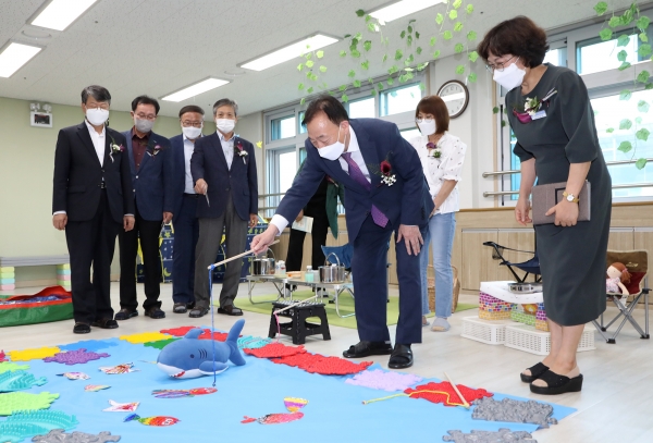 ​여울누리유치원 개원식 후 내부시설을 둘러보고 있는 설동호 교육감
