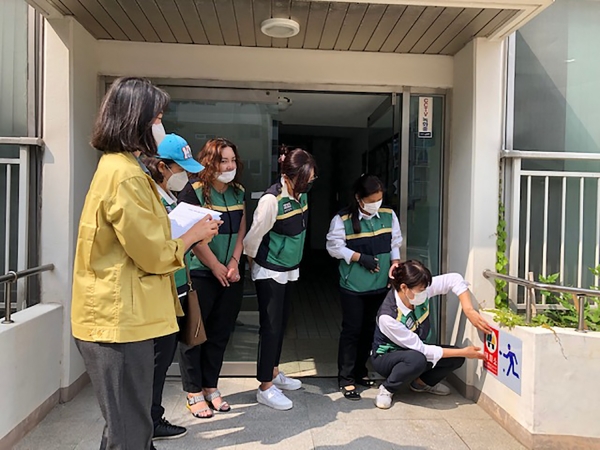 지난 22일 부춘동 세창리베하우스아파트에서 비상대피시설 유도표지판을 교체하는 모습