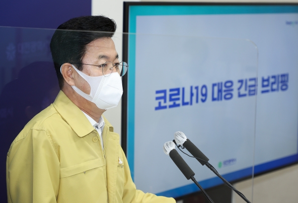 허태정 대전시장이 23일 긴급 브리핑에서 사회적 거리두기 강화된 1.5단계 조정을 발표하고 있다.