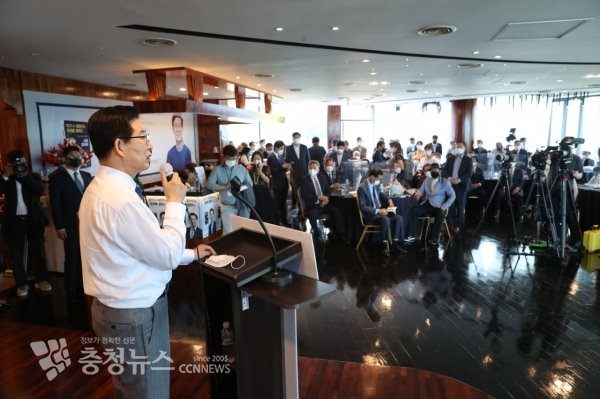 양승조 충남도지사가 23일 출판기념회에서 재난지원금 선별 지급을 주장했다.