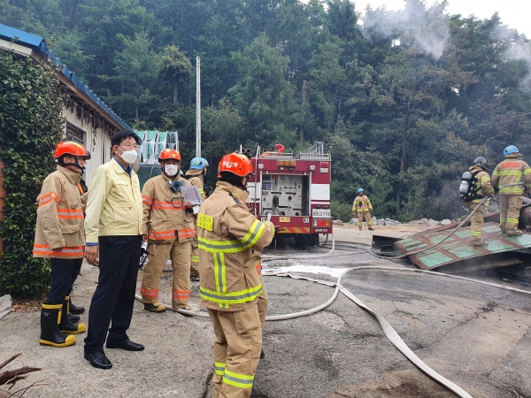 전만권 천안부시장, 두정공단 내 화재현장 점검 모습