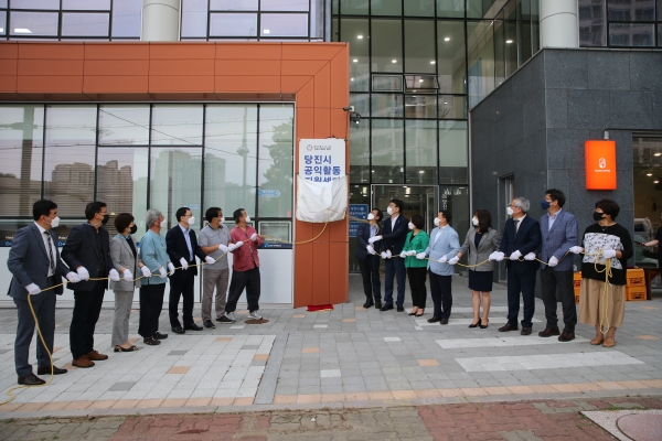 공익활동지원센터 개소식 후 현판식 모습