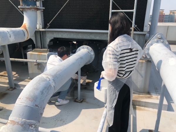 여름철 레지오넬라증 검사-냉각탑수에서 환경검체 채취모습