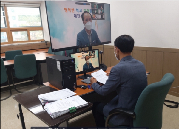 황선찬 중등교육과장 인사말 모습