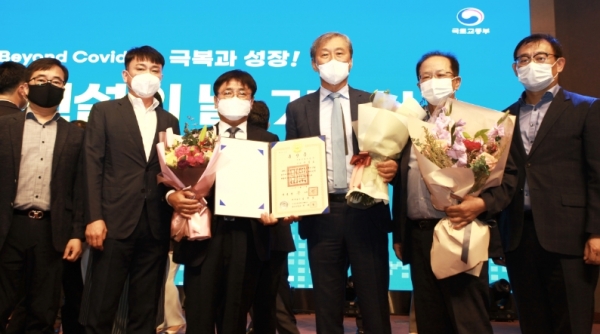 ‘2021건설의 날’ 기념식에서 ‘철탑산업훈장’ 수훈 / 왼쪽에서 세 번째 윤길호 부사장, 네 번째 한승구 회장