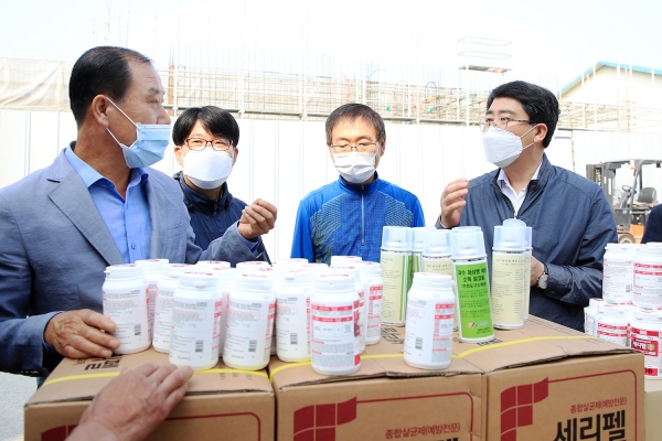 지난 24일 충서원예농협 경제사업소에서 과수화상병 예방약제 배부관련 박광규 사과연구회 회장과 이야기하는 모습