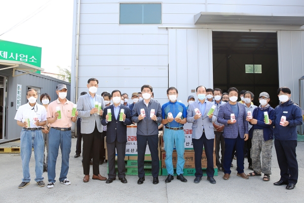 지난 24일 충서원예농협 경제사업소에서 과수농가에 과수화상병 예방약제를 무료 배부하는 모습