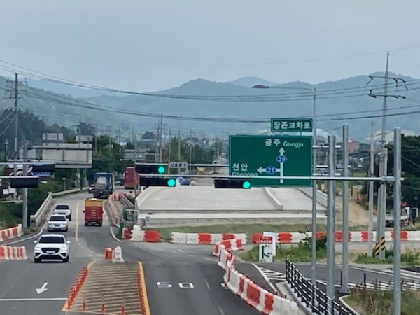 국도39호(송악 외암교부근) 확포장 공사 현장 장면