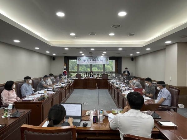 지난 24일 시청 복지문화위원회 회의실에서 ‘아동학대 판단‧자문을 위한 통합사례회의’를 진행하고 있다.