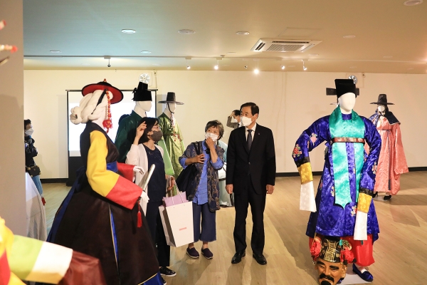 의류학전공 제30회 졸업전시회를 둘러보고 있는 이광섭 총장 모습