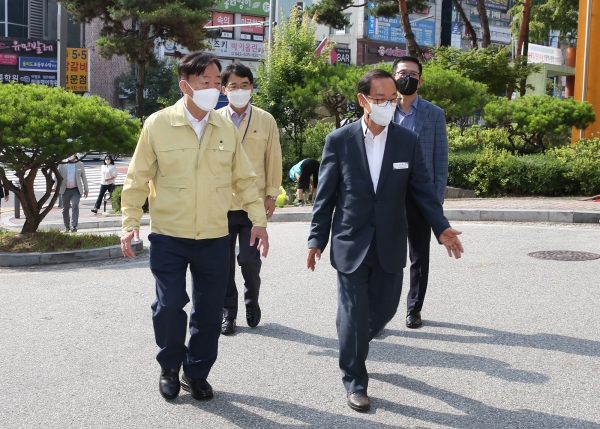 전면등교 대비 버드내 초등학교를 방문한 설동호 교육감 모습