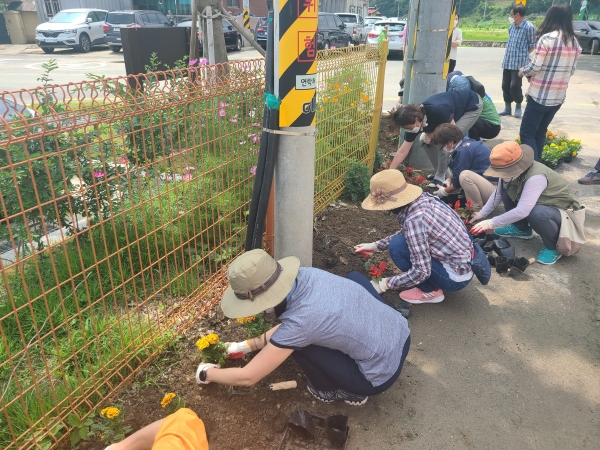 ‘게릴라 가드닝’ 환경운동 실시 모습