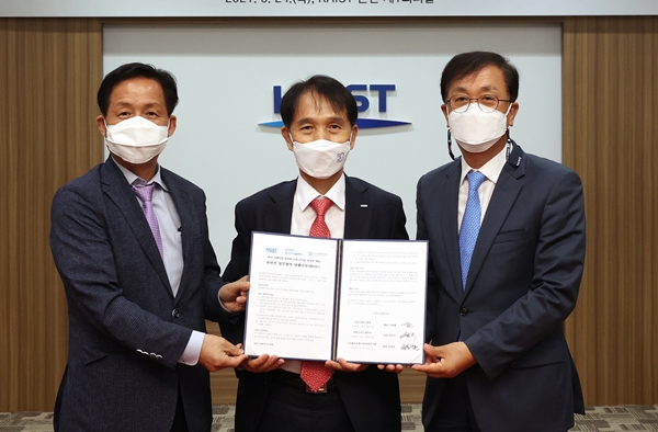 (좌측부터) 윤광준 (사)한국과학기술정책연구회회장, 이광형 KAIST 총장, 임승규 ㈜포스코기술투자 대표